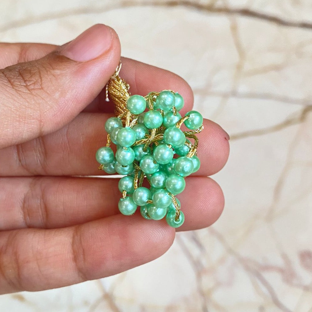 Holo pearl tassel - Small