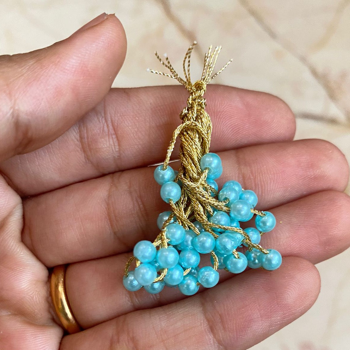 Holo pearl tassel - Small