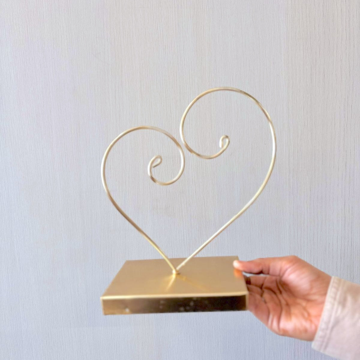 Small Curly Metal Heart Hoop Stand With Base (foldable)
