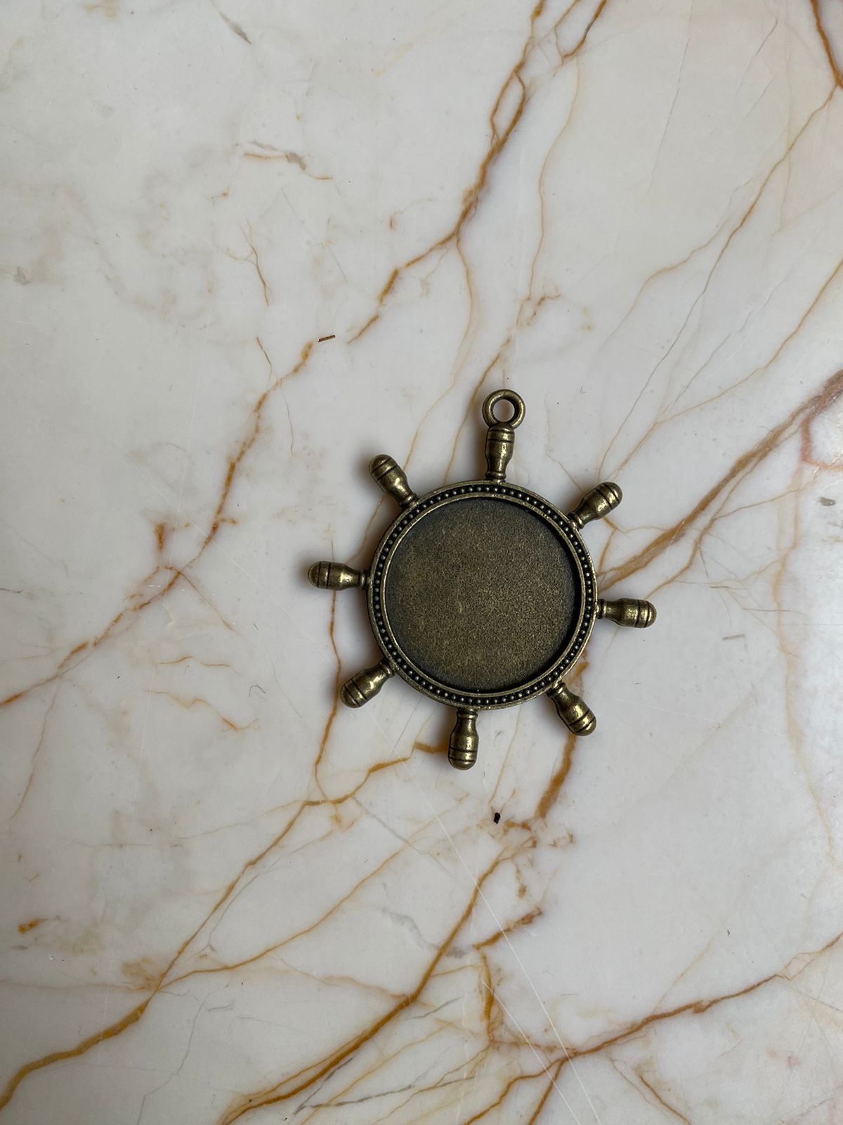 Vintage pendent bezel-O