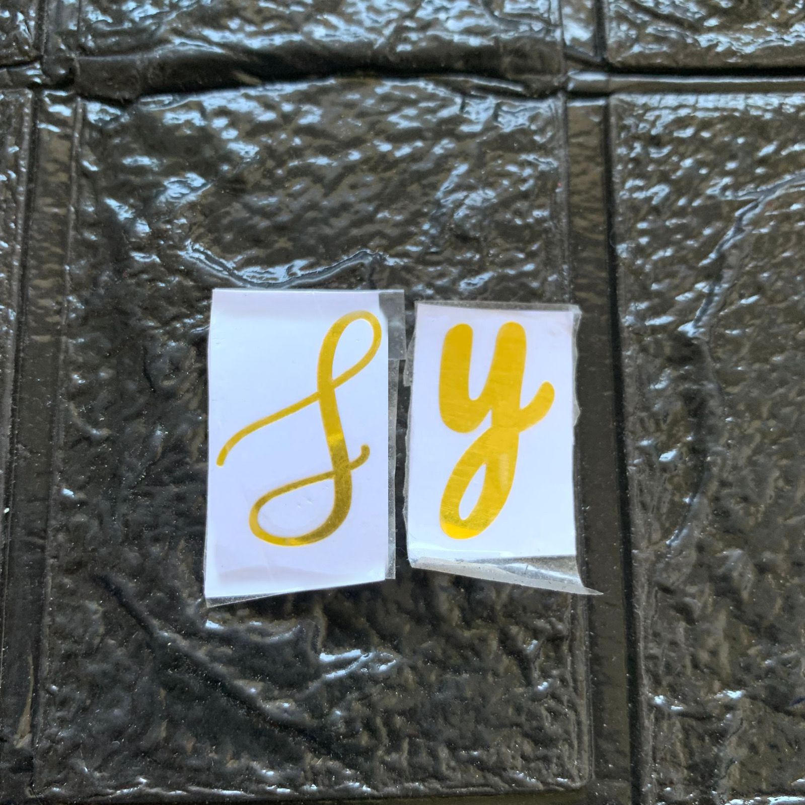 Custom vinyl sticker - Initial